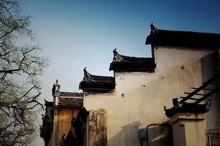 他潇洒地搂着别的女孩走了，你会和他分手吗？游戏画面